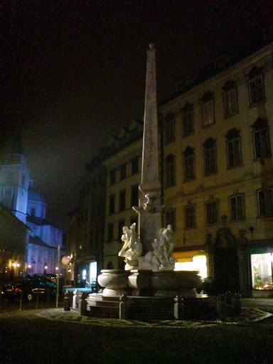Robbov vodnjak ponoči